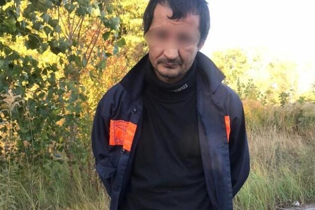 Били табуреткой, выбросили на обочине: под Киевом жестоко напали на парня