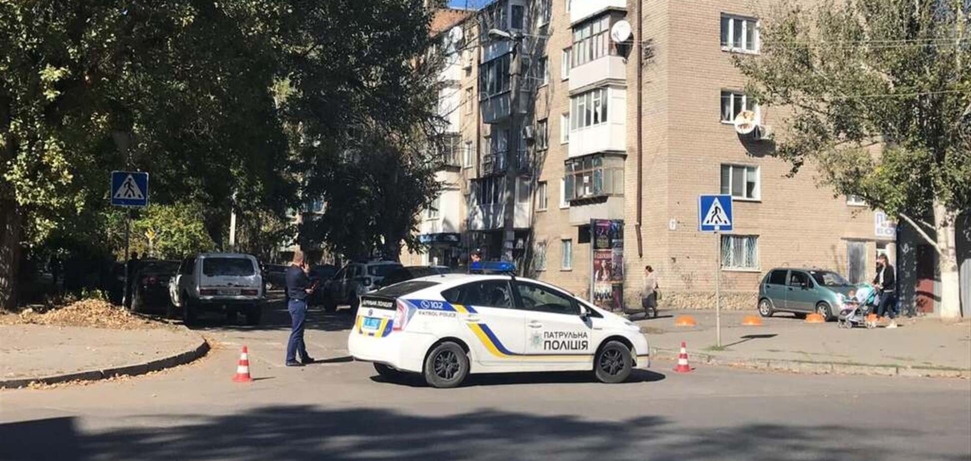 Втекли на чорній машині: в центрі Херсона обстріляли авто