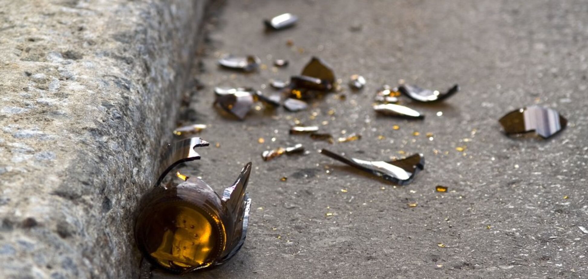 Посылают всех: в Днепре группа школьниц 'кошмарит' весь двор