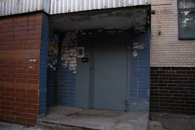 У Києві в під'їзді багатоповерхівки знайшли труп із передсмертною запискою