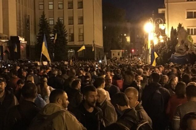 Зеленський так і не зрозумів, чому протестують під його вікнами