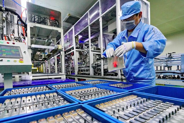 Сможет работать в космосе: ученые изобрели крошечный аккумулятор