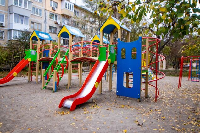 В Киеве на детской площадке мужчине воткнули нож в спину: первые фото и подробности