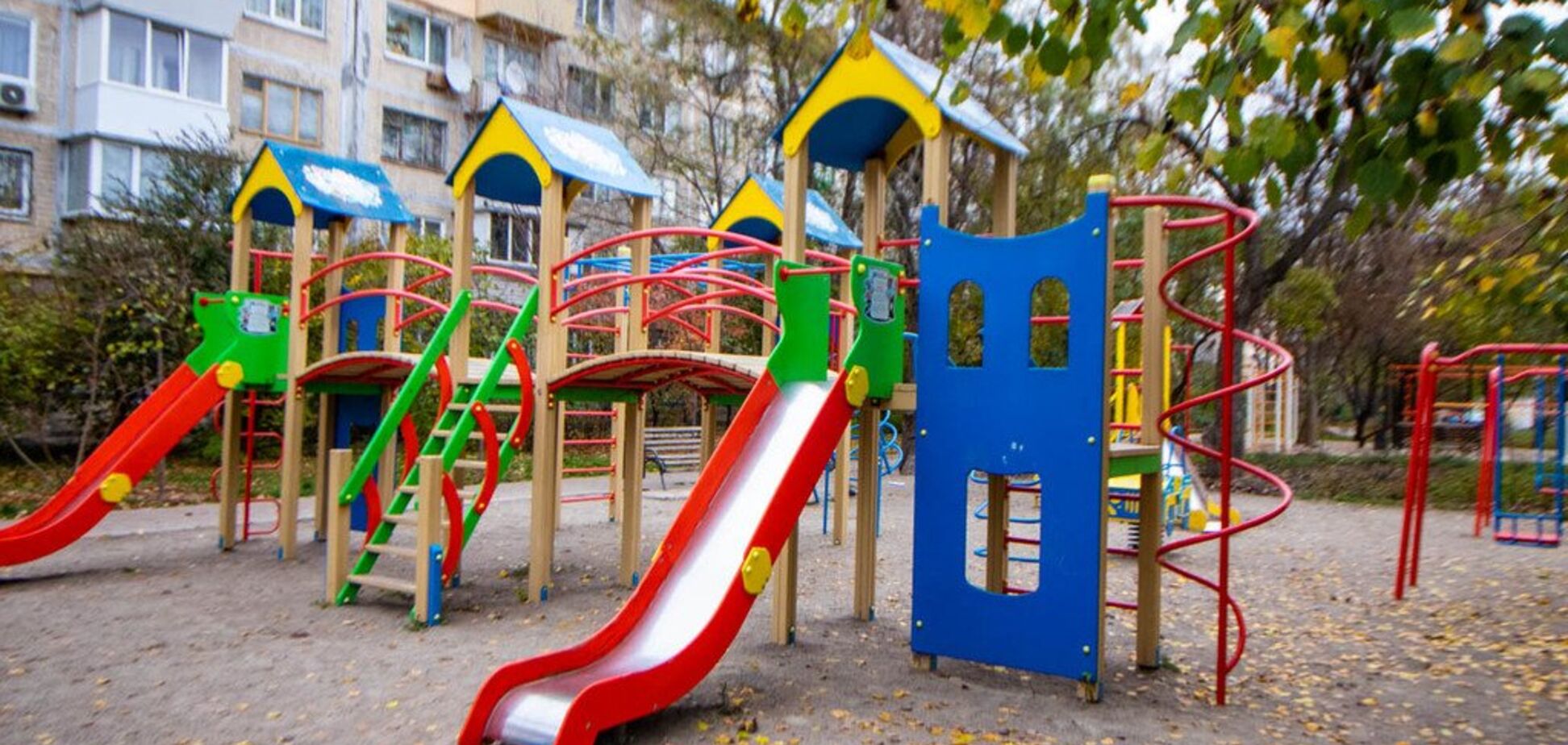 В Киеве на детской площадке мужчине воткнули нож в спину