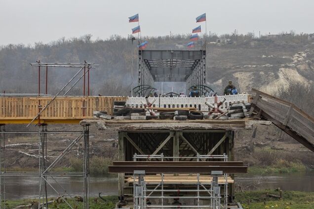 Прапори 'ЛНР' на мосту біля Станиці Луганської