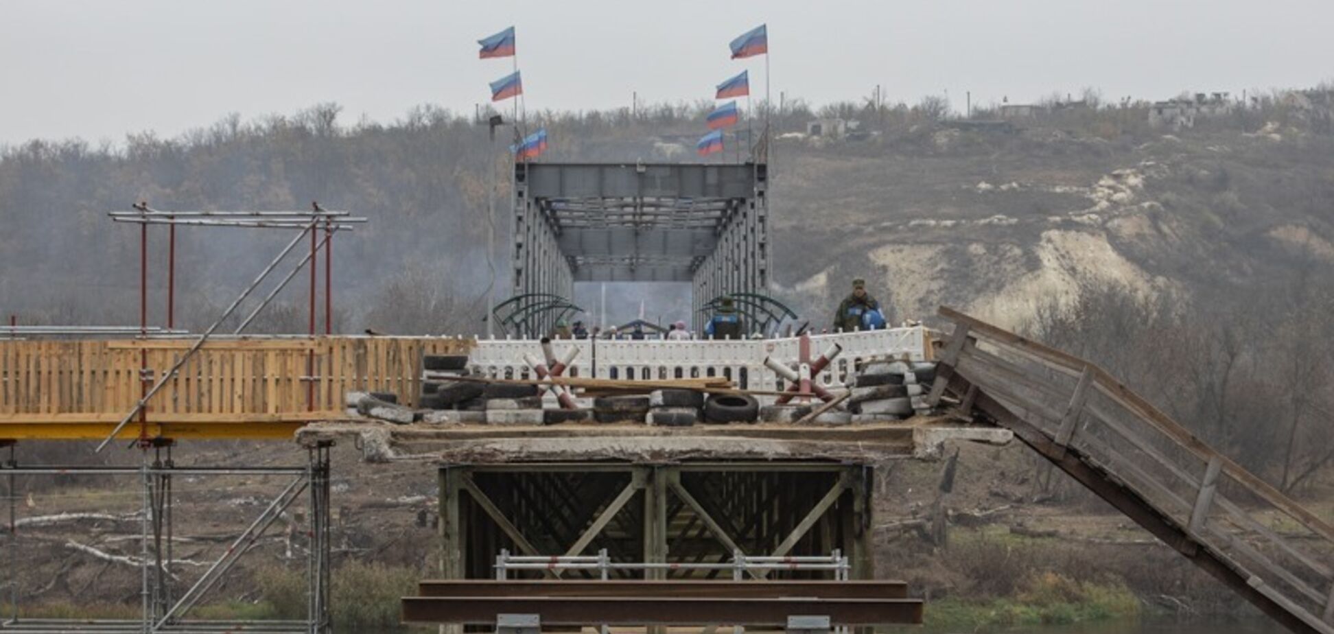 Прапори 'ЛНР' на мосту біля Станиці Луганської