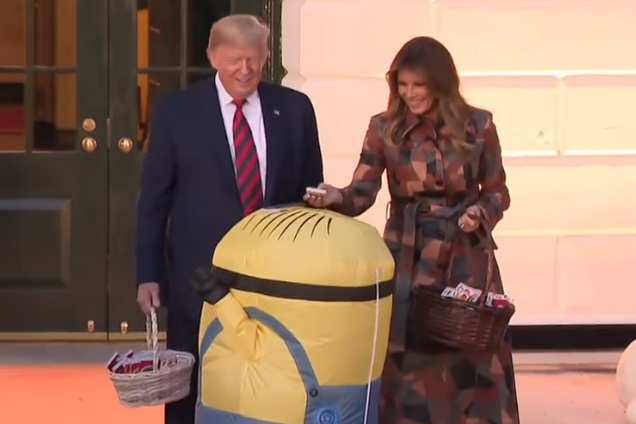 'А ребенку обидно': сеть рассмешил конфуз Трампа на Хэллоуин