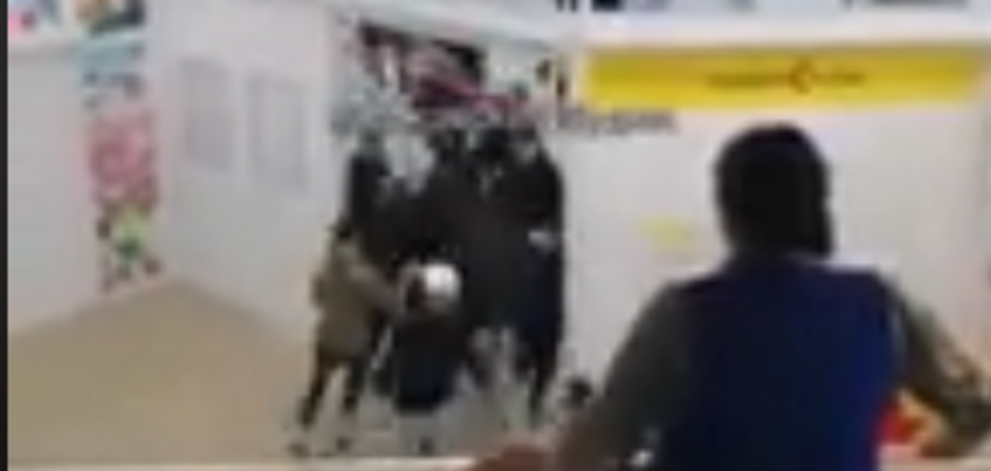 Зносили турнікети: у Харкові влаштували тисняву у гонитві за секонд-хендом. Відео