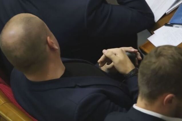 Руки деть некуда: 'слугу народа' поймали с 'резиновым другом' в Раде