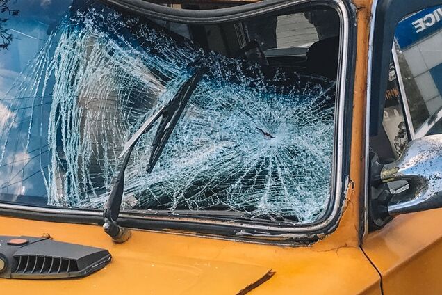 У Дніпрі жінка за кермом на смерть збила пішохода. Фото й відео 18+