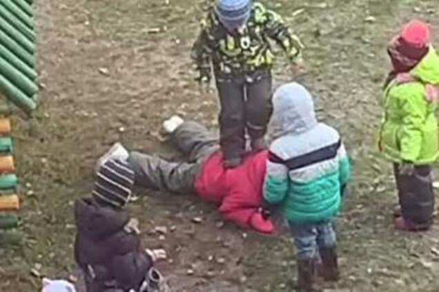 Топтали ногами: у мережу потрапило відео знущань з дитини у дитсадку у Росії