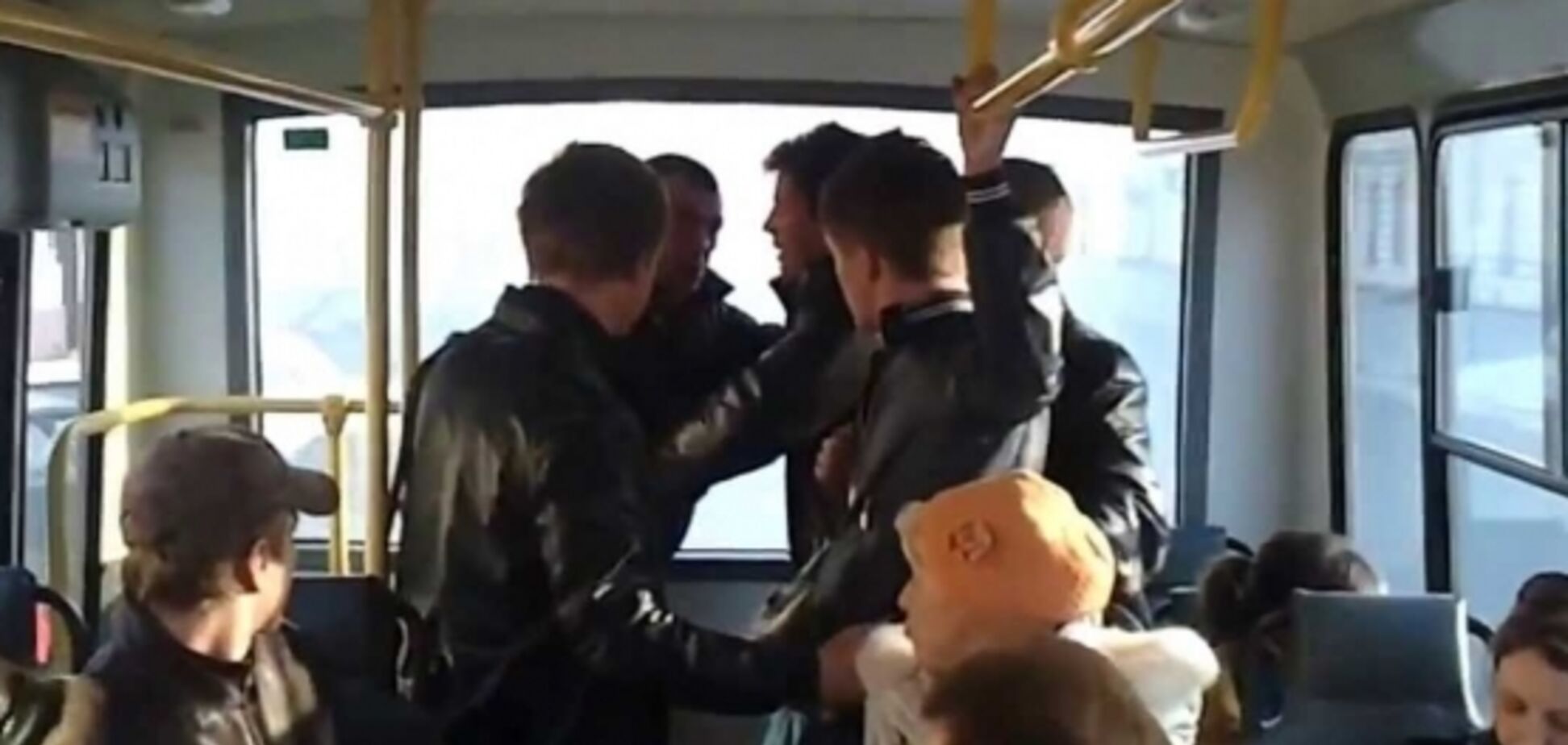 В Днепре пассажиры маршрутки устроили кулачные бои из-за девушки: видео инцидента