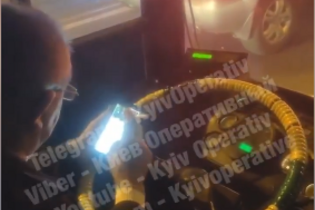 В Киеве водителя автобуса засекли за рулем с сигаретой и телефоном