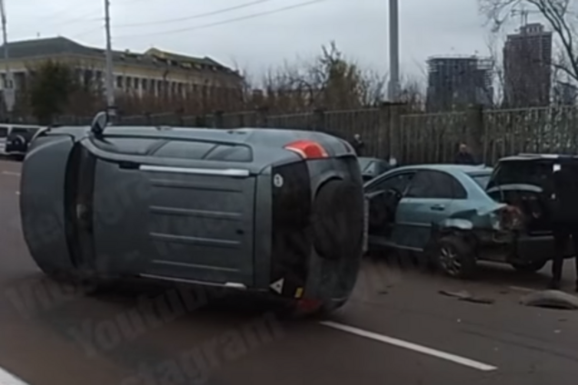Авто опрокинуло на бок: в центре Киева произошло масштабное ДТП