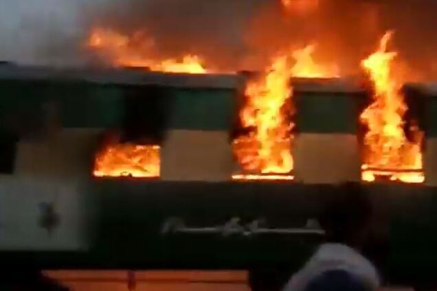 Настоящий ад: в Пакистане 65 человек заживо сгорели в поезде. Жуткое видео