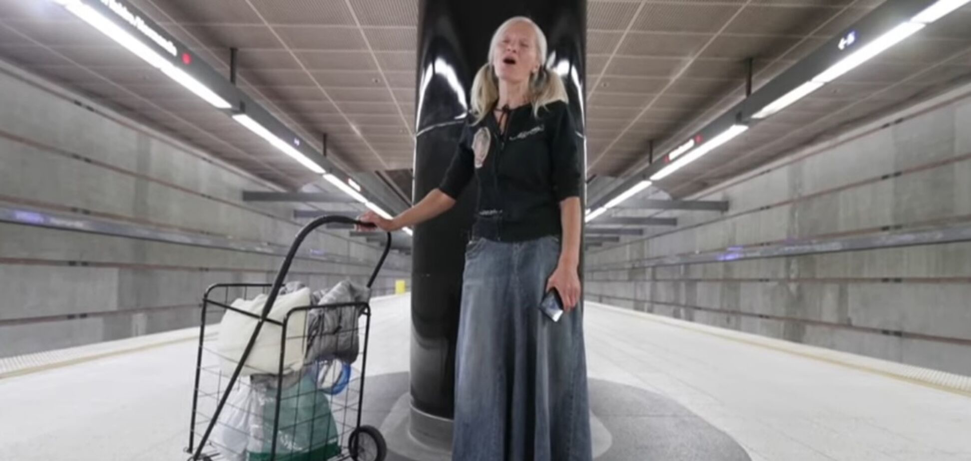 Бездомная россиянка спела в метро США и внезапно стала звездой. Видео