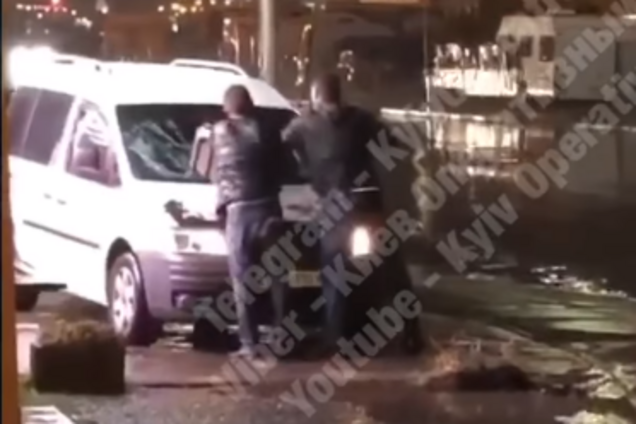 "Покарання чи бидло?" У Києві чоловіки кинули бетонну урну на авто на тротуарі