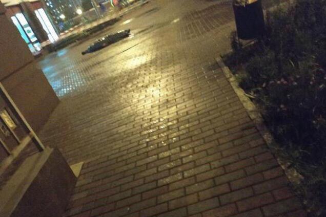 Выпал из окна многоэтажки: в Киеве во дворе дома нашли труп школьника