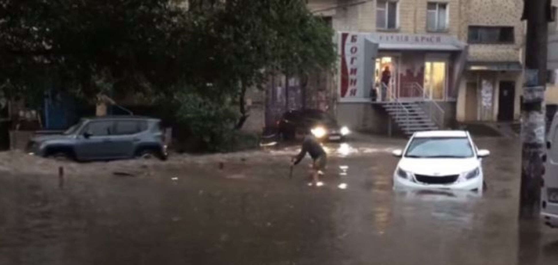 Днепр ушел под воду из-за сильного ливня: фото и видео потопа