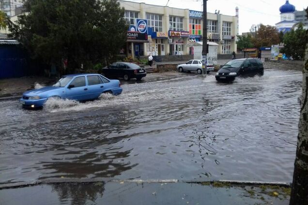 Превратился в Венецию! Украинский город накрыл погодный апокалипсис. Фото и видео