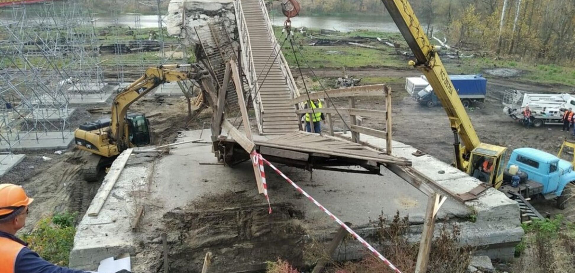 'Русню с караваем встречать?!' В сети ажиотаж из-за новых фото моста у Станицы Луганской