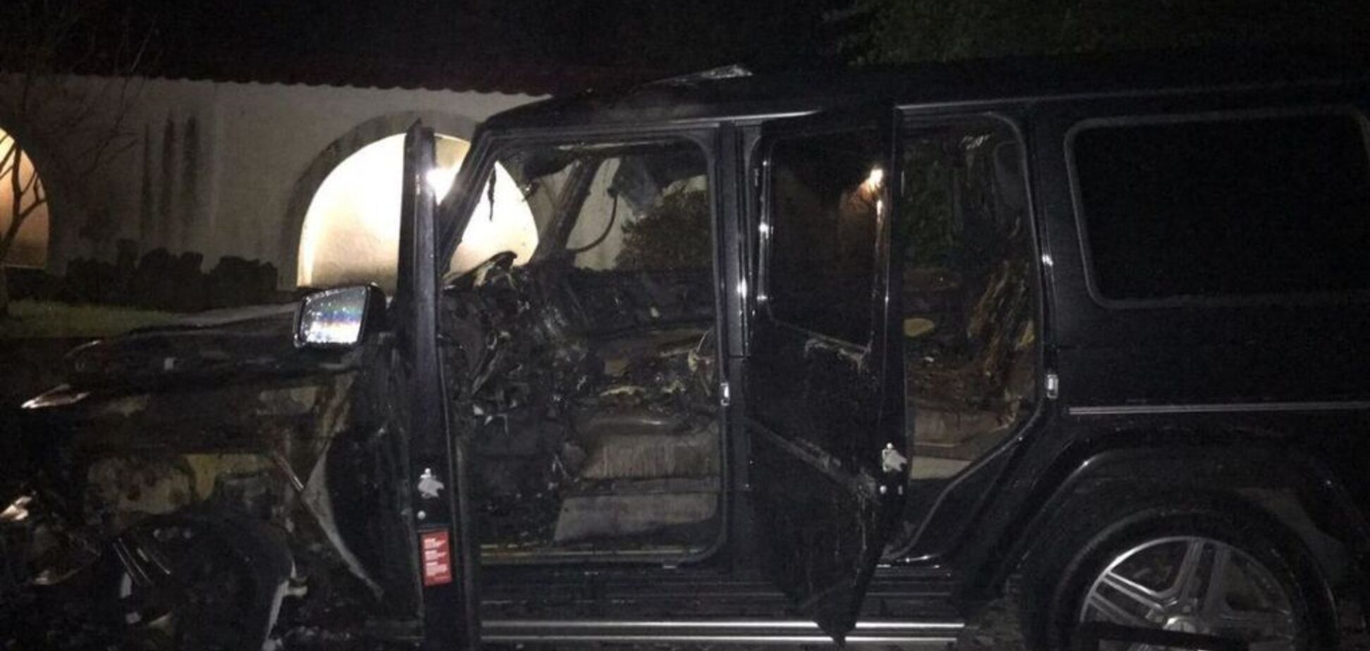 На Ривненщине депутату сожгли авто: опубликованы фото