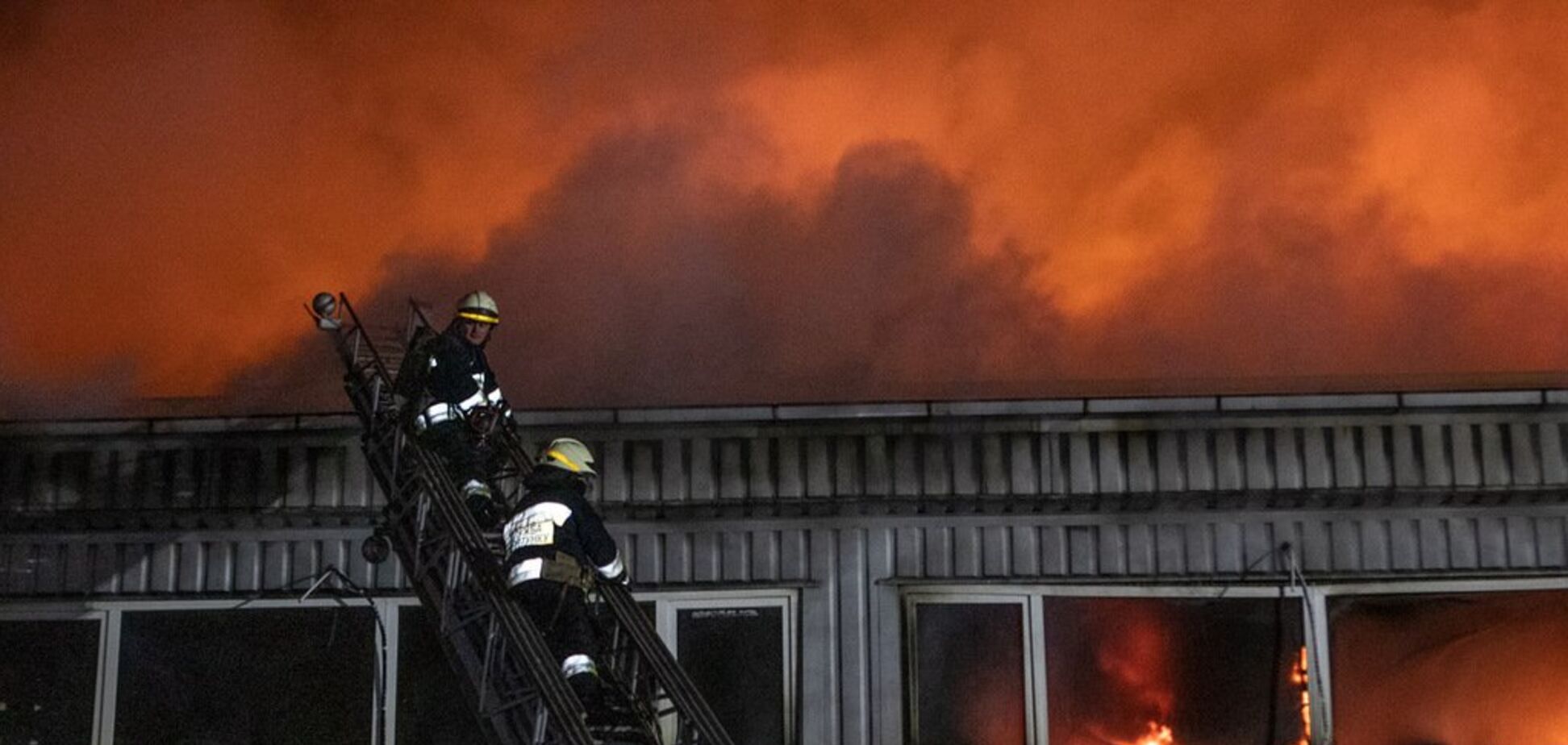 Дим накрив весь район: в Дніпрі сталася масштабна пожежа. Фото і відео
