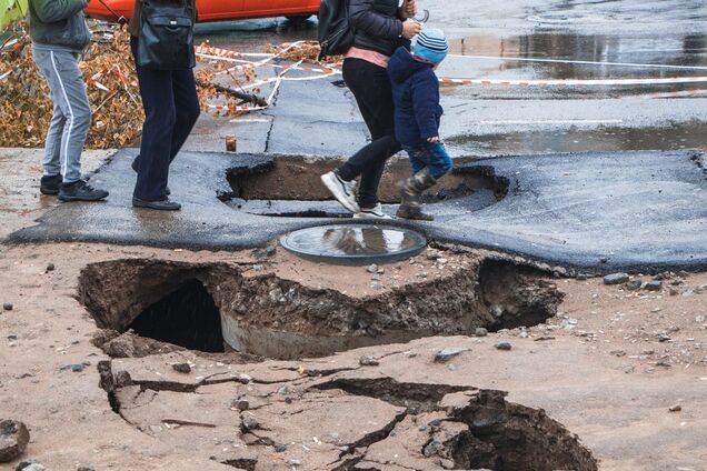 У Дніпрі під авто впав асфальт: фото з місця