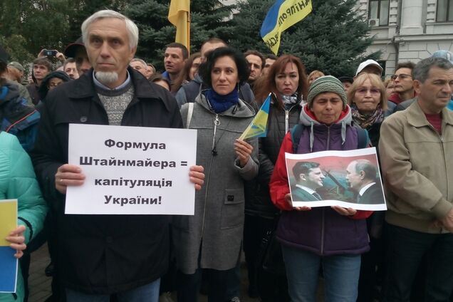 Пели гимн и сожгли белый флаг: в Днепре протестовали против капитуляции