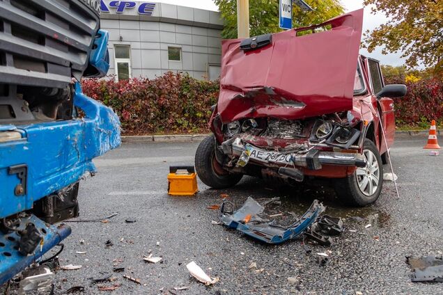 У Дніпрі ВАЗ влетів у вантажівку: фото і відео жахливої ДТП