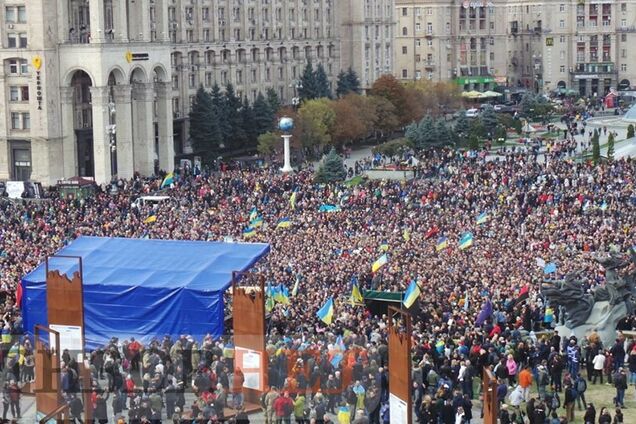 Зеленскому стоит выйти к людям и смело поговорить