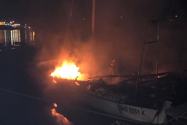 Під Одесою згоріла яхта депутата