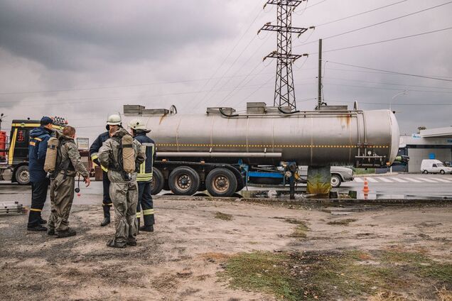 У Дніпрі дорогу залило небезпечним хімікатом: подробиці