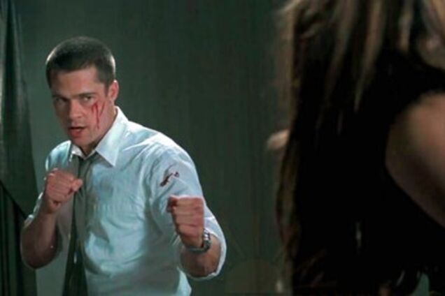 Звалив одним ударом: в Дніпрі пара влаштувала жорстке з'ясування стосунків на вулиці. Відео