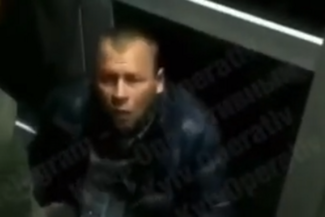 В Киеве хулиганы пытали шокером мужчину: видео издевательств 18+