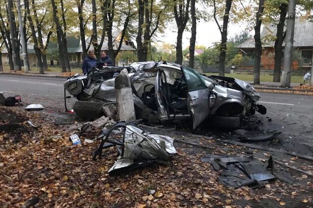 Загинули двоє: в Сумах бетонний стовп розчавив авто. Моторошні фото та відео