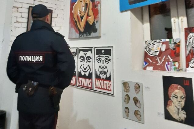 У день народження Путіна: в Москві зі скандалом зірвали виставку "для пахана". Фото провокаційних картин