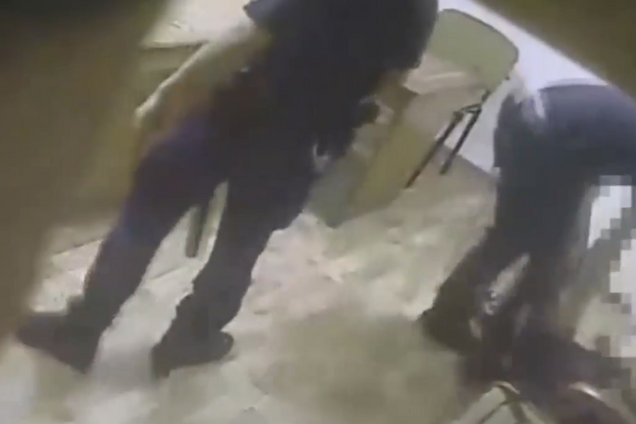 Били ногами и дубинками: в Одессе полицейские зверски поиздевались над задержанными. Видео 18+