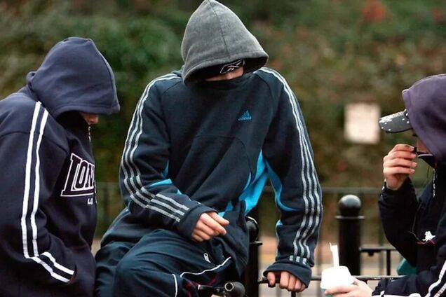 'Хамство і свавілля зашкалюють!' Під Дніпром натовп підлітків познущався над чоловіком