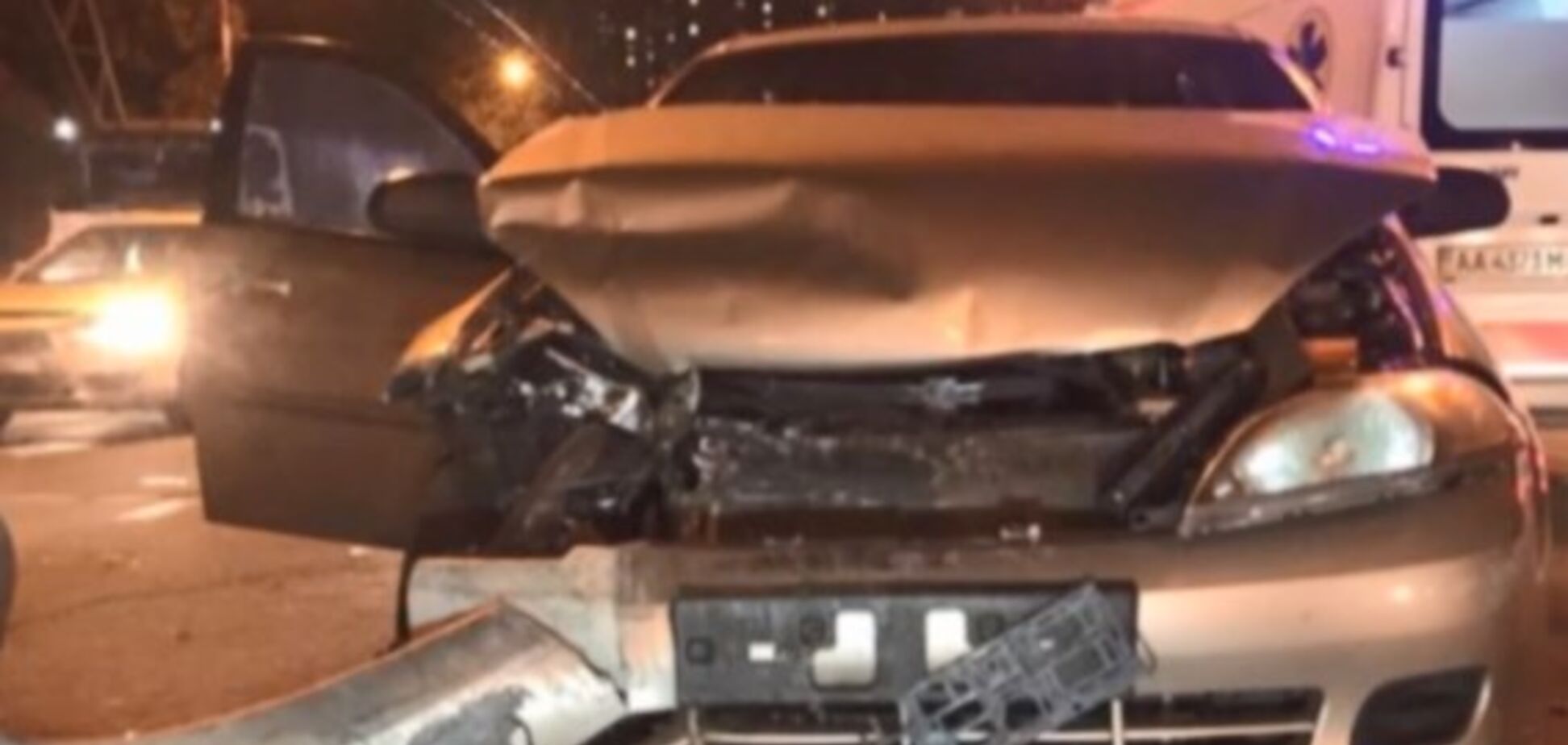 За кермом були підлітки: у Києві винуватці ДТП кинули авто і втекли