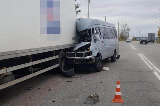 В Запорожье маршрутка влетела в грузовик: 1 жертва, 8 пострадавших. Видео жуткого ДТП