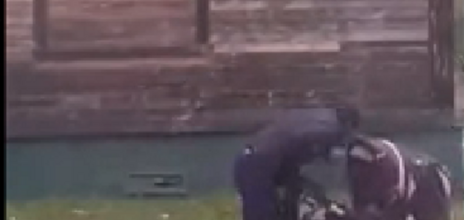 В России женщина избила младенца на глазах у всех: видео 18+