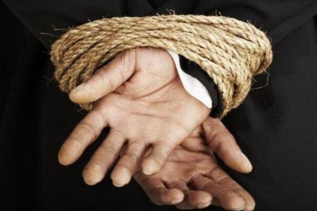 Угрожали и похитили: в Днепре у мужчины пытались отобрать квартиру