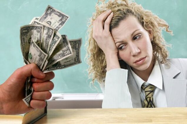 'Как раб на галере! Срам!' Зарплата учителей вызвала возмущение в сети