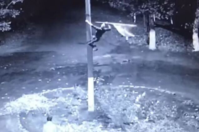 Вытер ноги о флаг Украины: на Одесщине произошел вопиющий инцидент. Видео