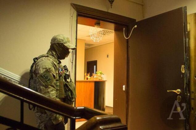 Жгли документы и выбрасывали ноутбуки: стали известны детали обысков у экс-депутата Киевсовета. Видео