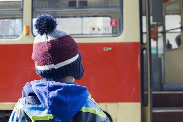 'Затиснуло по коліно': в Дніпрі в тролейбусі сталася НП з дитиною