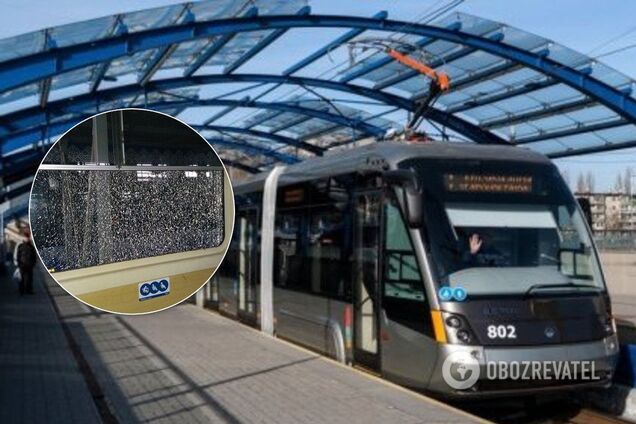 В Киеве обстреляли трамвай с пассажирами: появились фото с места ЧП