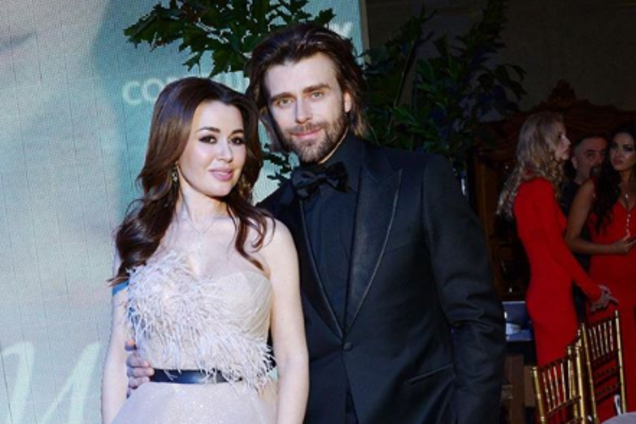 Сумний і змучений: чоловік Анастасії Заворотнюк вперше за довгий час з'явився на публіці