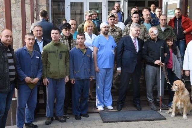 "Низко кланяюсь, что сохранили Украину": Порошенко посетил раненых героев